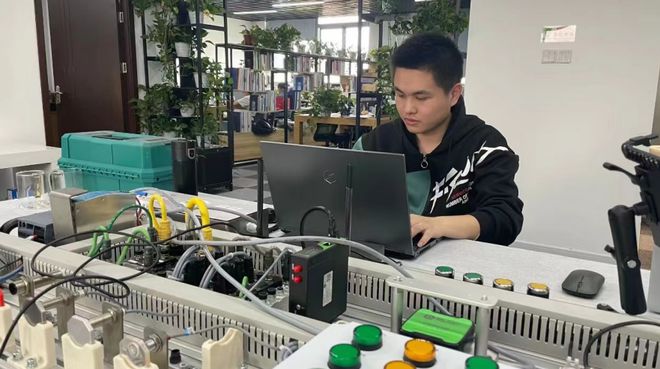 連摘三金！長寧代表隊在上海市第一屆職業技能大賽網絡技術開發項目表現搶眼